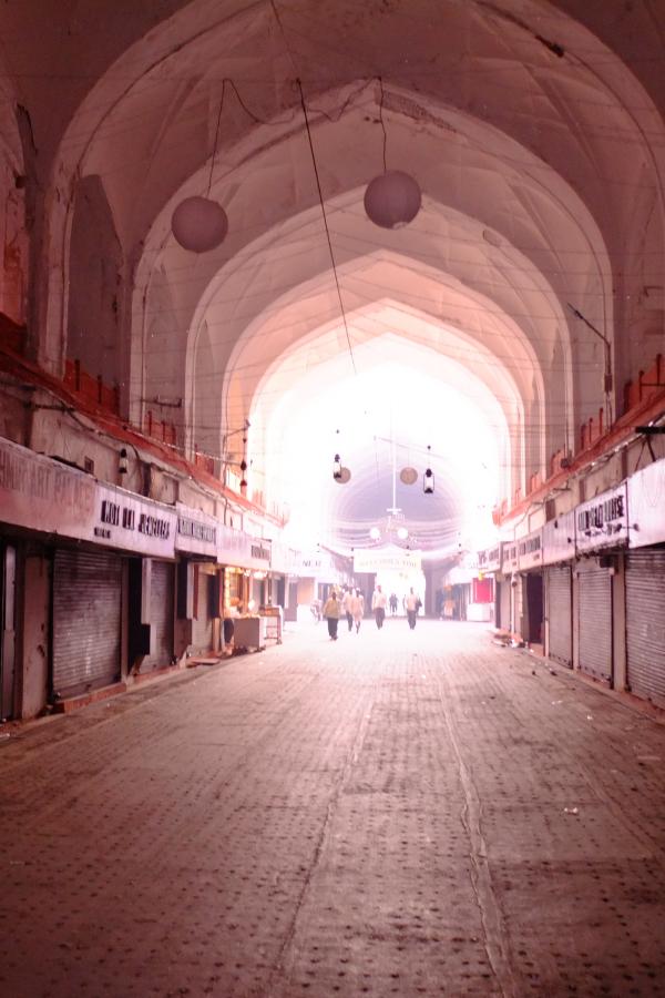 На входе в форт - самый старый крытый рынок в Индии, а может, и в мире