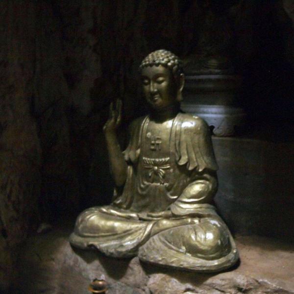 В пещерах много статуй Будды