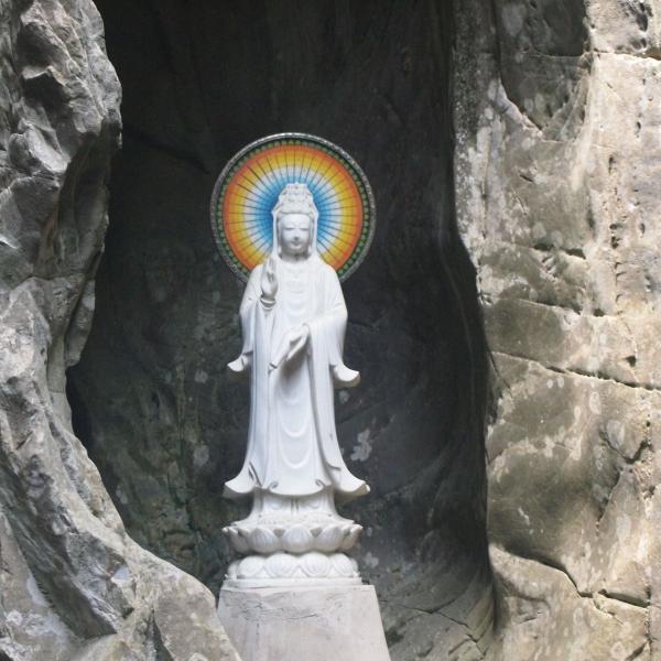 Мраморные пещеры Дананга превращены в молельни