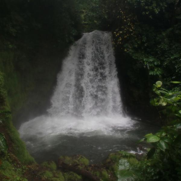 Водопад нацпарка Ареналь