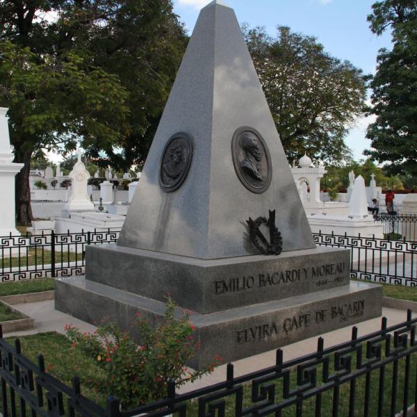 Памятник Эмилио Бакарди, производителю рома и мэру Сантьяго