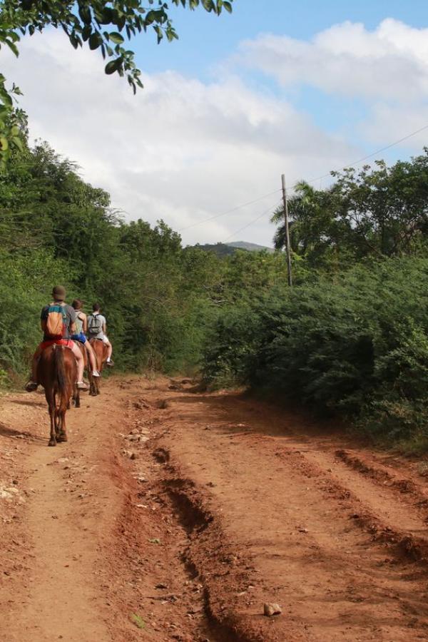 Туристов катают на лошадках к местному водопаду