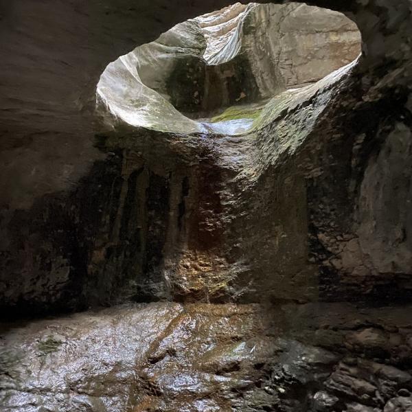 Дыра в пещере, пробитая водой