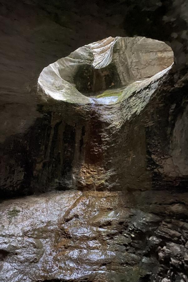 Дыра в пещере, пробитая водой