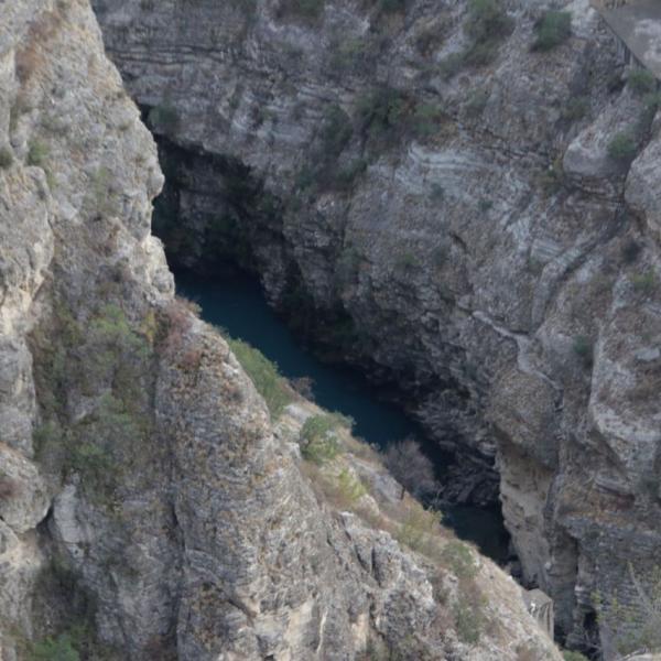 На входе и выходе из каньона расположены ГЭС