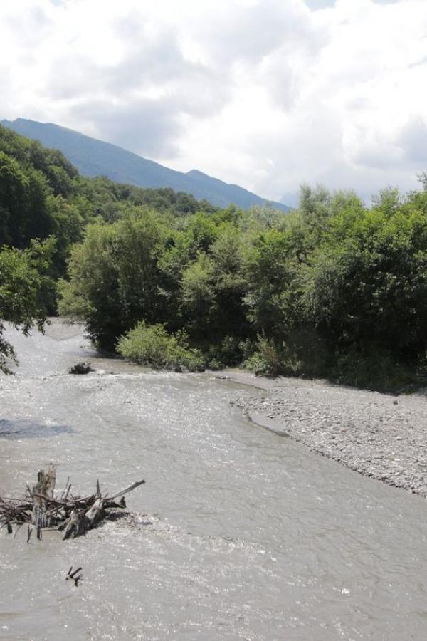 Река до сих пор мутно-серая от селевых отложений