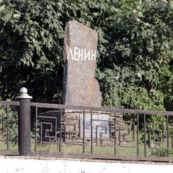 Первый в мире памятник Ильичу