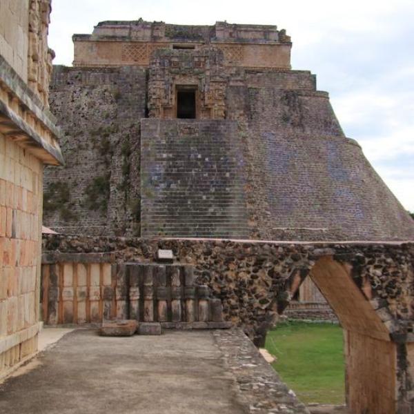 Других овальных пирамид в городах майя нет