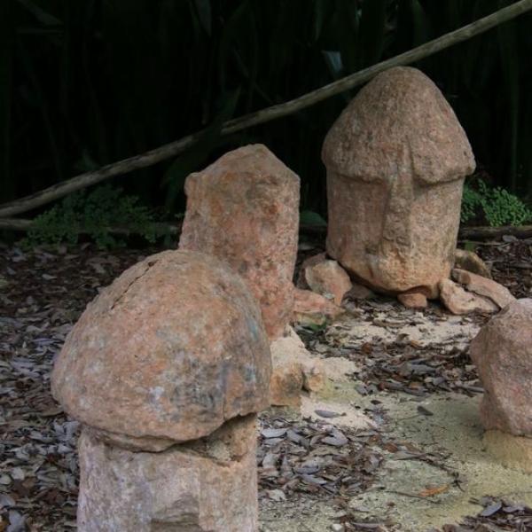 Собрание каменных фаллосов