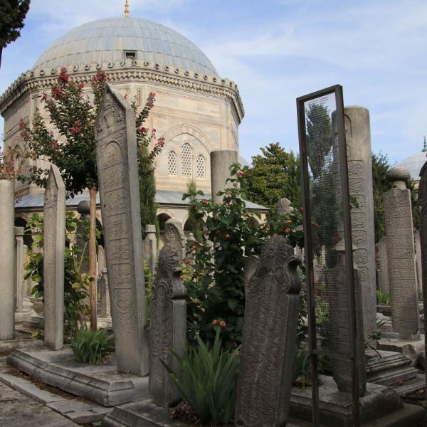 ...И мавзолей Хюррем султан стоят посреди общественного кладбища