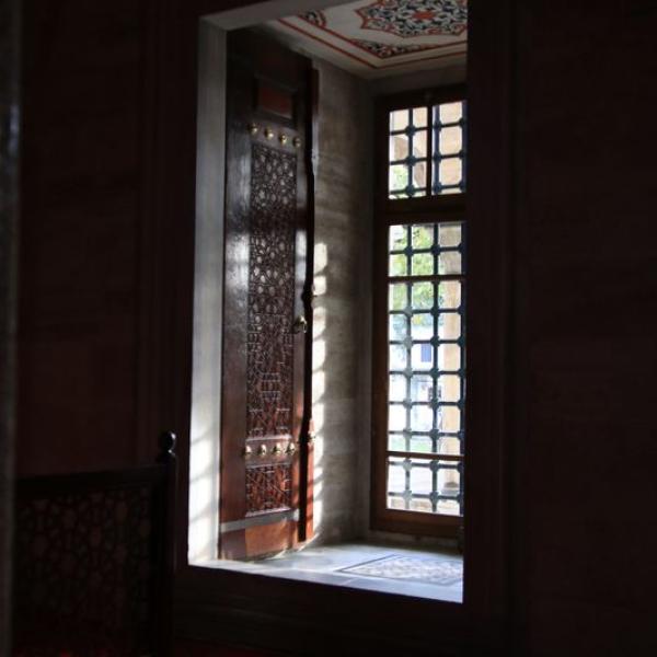 Освещена мечеть в основном естественным светом