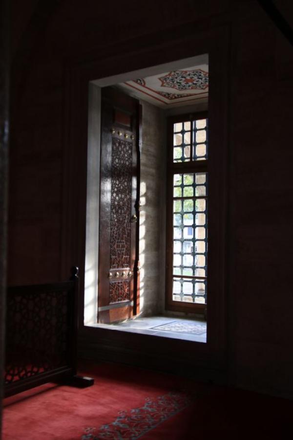 Освещена мечеть в основном естественным светом