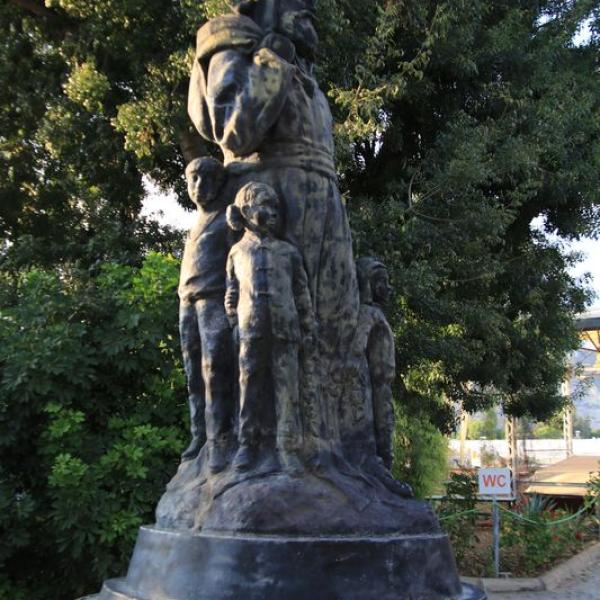 Памятник Ни колаю Чудотворцу, он же Санта-Клаус