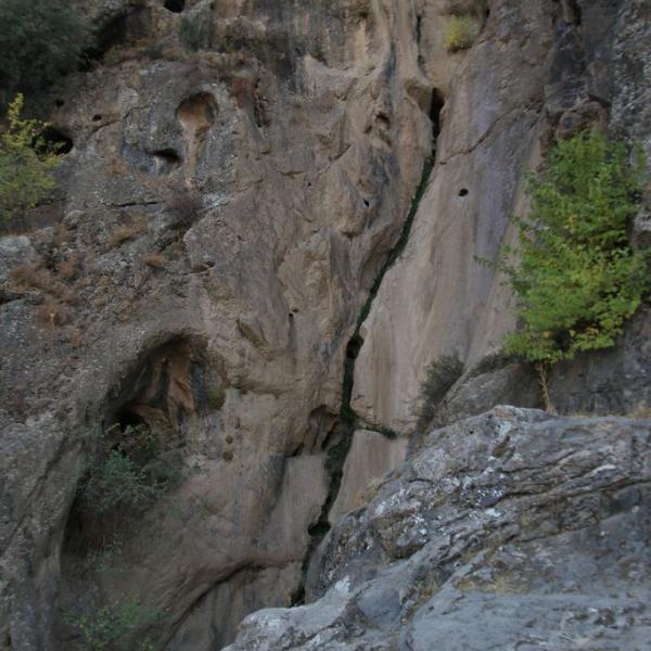 Русло высохшего водопада в Ходжикенте