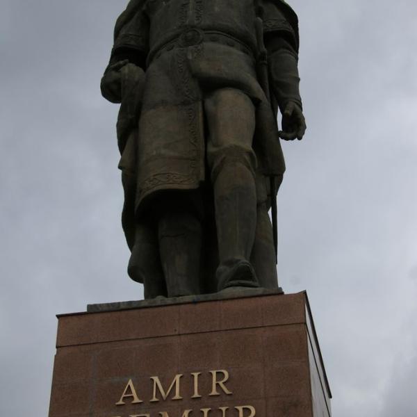 Статуя Тамерлана в Шахрисабзе