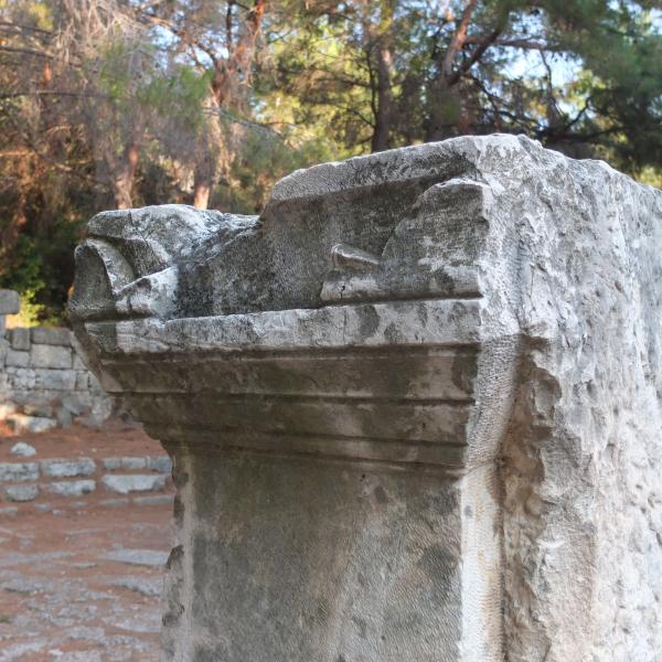 Остатки триумфальной арки в честь императора Адриана