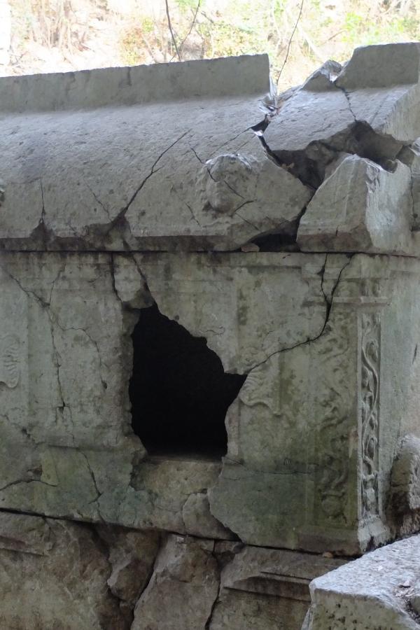 Моряцкие саркофаги в Олимпосе как будто пробиты кулаком