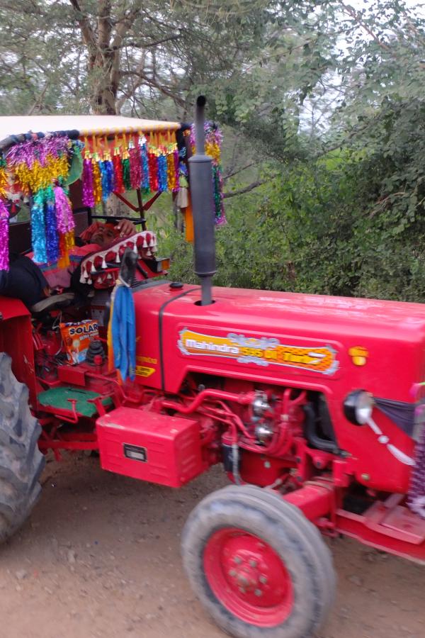 Задорный индийский трактор