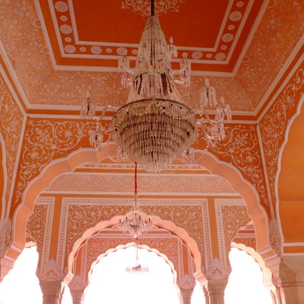 В архитектуре дворца сочетаются два стиля - раджпутский и могольский