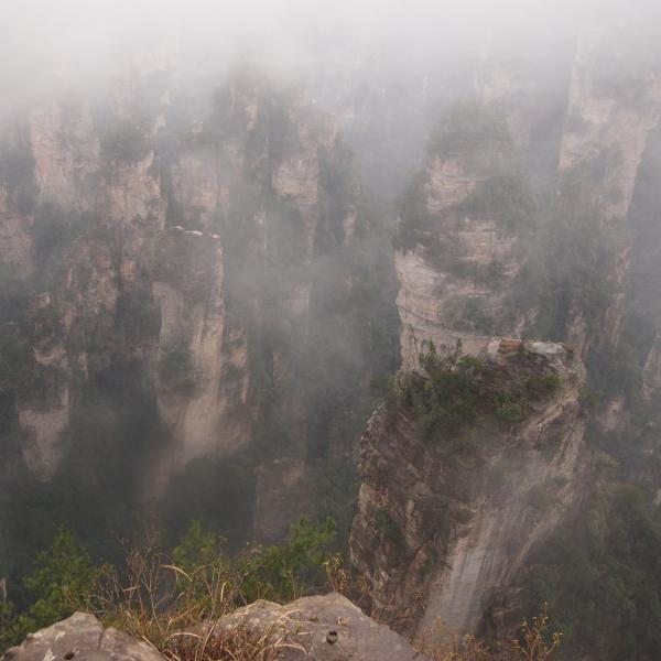 Парящие горы в тумане